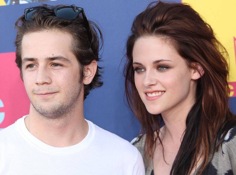 rs_1024x759-190408125410-1024x759-kristenstewart-gj-4-8-19